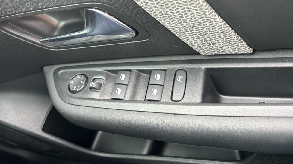 Citroen C4 100kW E-series 50kWh 5dr Auto Electric Hatchback - Image 31