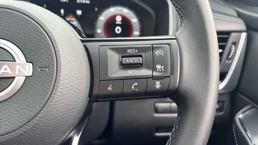 Nissan Qashqai 1.3 DiG-T MH N-Connecta 5dr Petrol Hatchback - Image 22