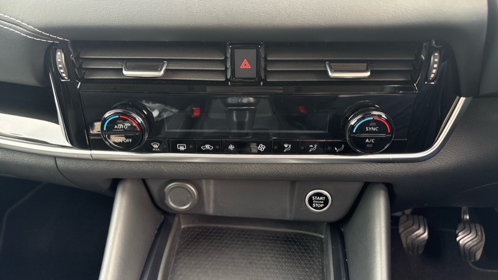 Nissan Qashqai 1.3 DiG-T MH N-Connecta 5dr Petrol Hatchback - Image 25
