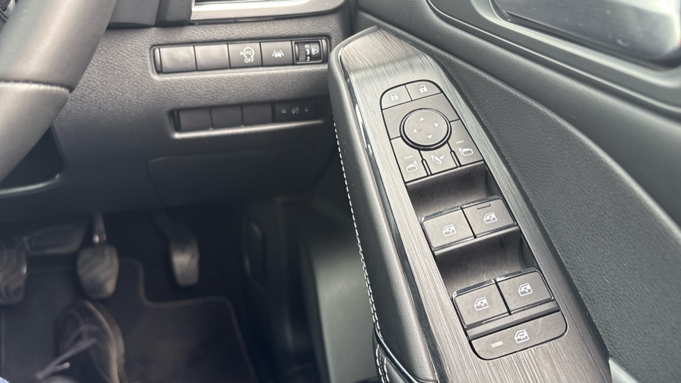 Nissan Qashqai 1.3 DiG-T MH N-Connecta 5dr Petrol Hatchback - Image 27