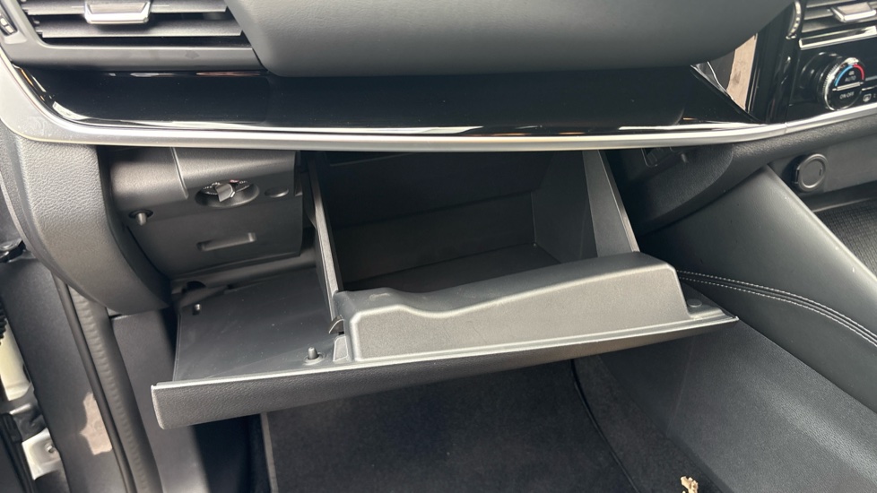 Nissan Qashqai 1.3 DiG-T MH N-Connecta 5dr Petrol Hatchback - Image 28