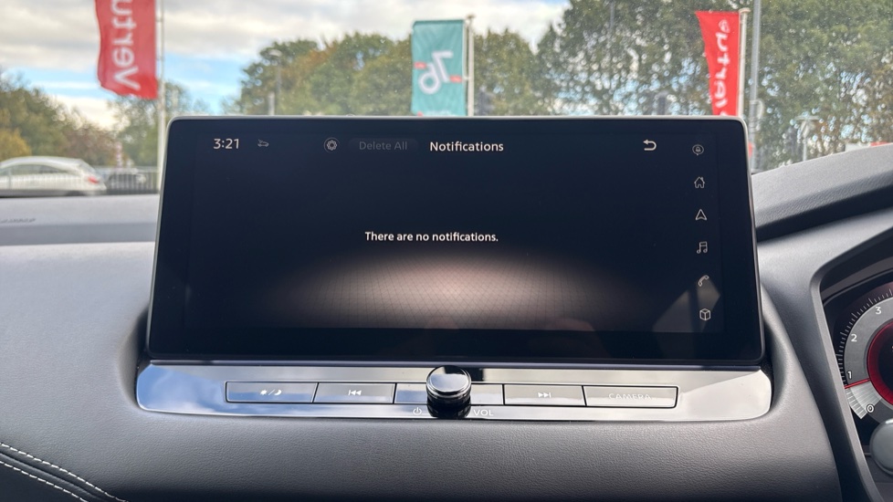 Nissan Qashqai 1.3 DiG-T MH N-Connecta 5dr Petrol Hatchback - Image 29