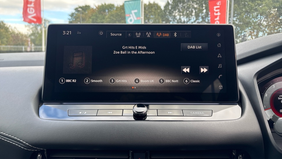 Nissan Qashqai 1.3 DiG-T MH N-Connecta 5dr Petrol Hatchback - Image 31