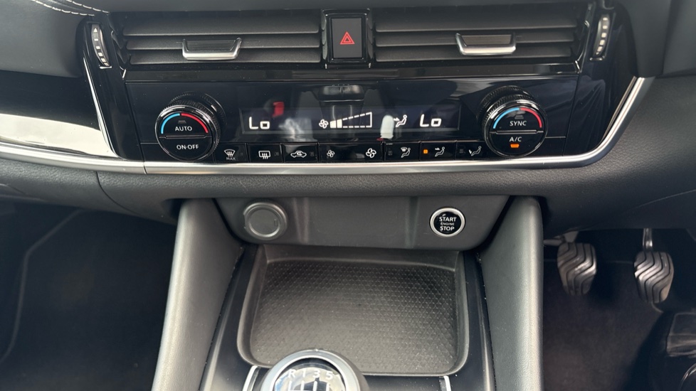 Nissan Qashqai 1.3 DiG-T MH N-Connecta 5dr Petrol Hatchback - Image 36