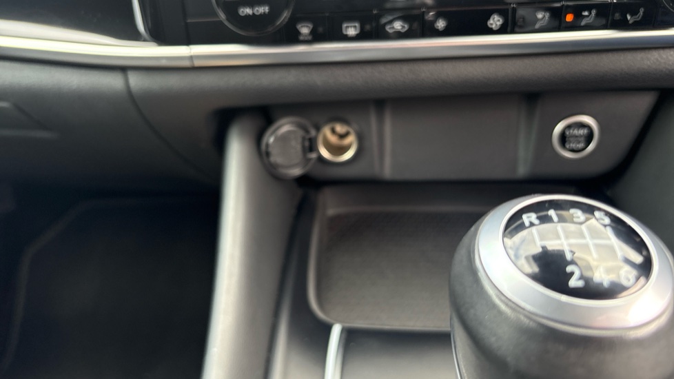 Nissan Qashqai 1.3 DiG-T MH N-Connecta 5dr Petrol Hatchback - Image 37
