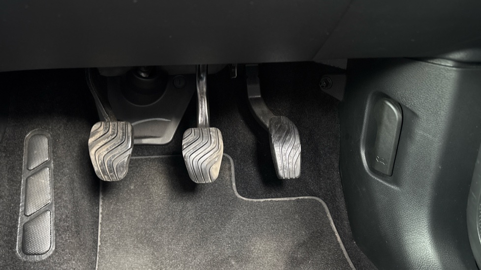 Nissan Qashqai 1.3 DiG-T MH N-Connecta 5dr Petrol Hatchback - Image 39