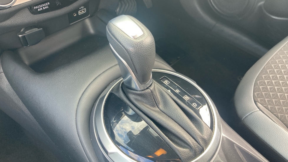 Nissan Juke 1.6 Hybrid N-Connecta 5dr Auto Hybrid Hatchback - Image 13