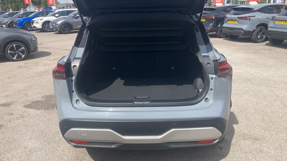 Nissan Qashqai 1.3 DiG-T MH Premiere Edition 5dr Petrol Hatchback - Image 4