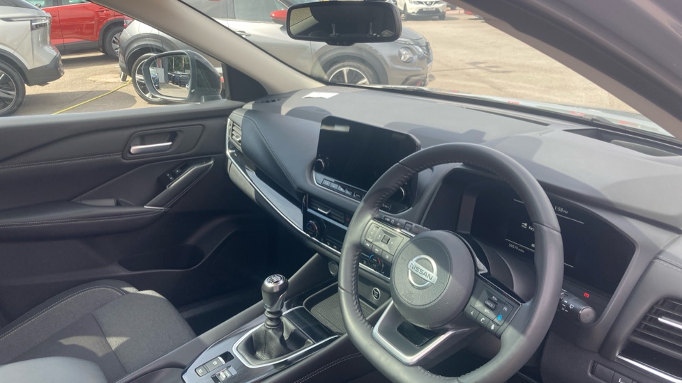 Nissan Qashqai 1.3 DiG-T MH Premiere Edition 5dr Petrol Hatchback - Image 11