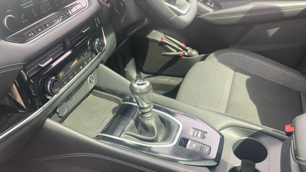 Nissan Qashqai 1.3 DiG-T MH Premiere Edition 5dr Petrol Hatchback - Image 13
