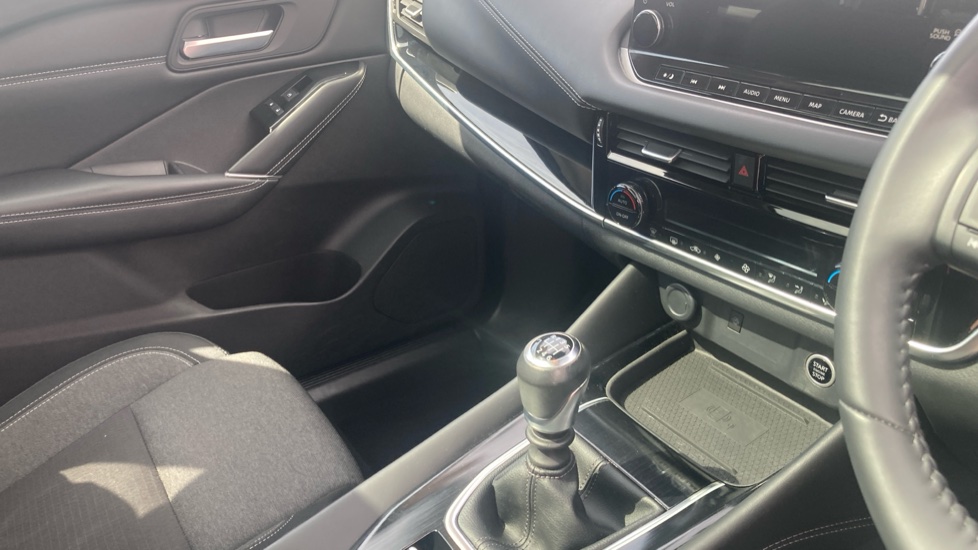 Nissan Qashqai 1.3 DiG-T MH Premiere Edition 5dr Petrol Hatchback - Image 14