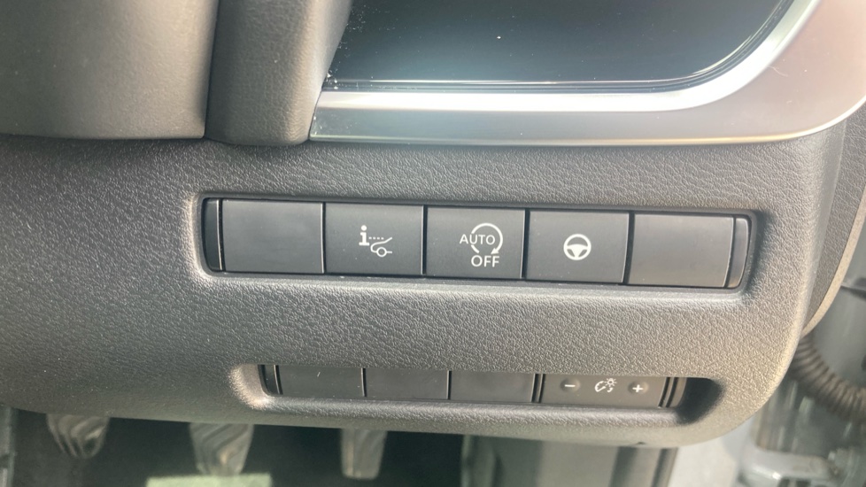 Nissan Qashqai 1.3 DiG-T MH Premiere Edition 5dr Petrol Hatchback - Image 26
