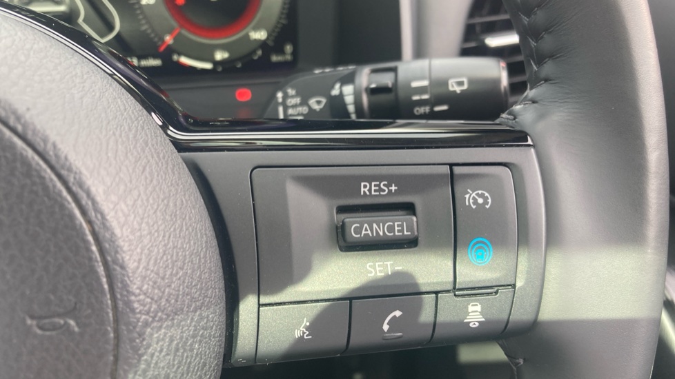 Nissan Qashqai 1.3 DiG-T MH Premiere Edition 5dr Petrol Hatchback - Image 28