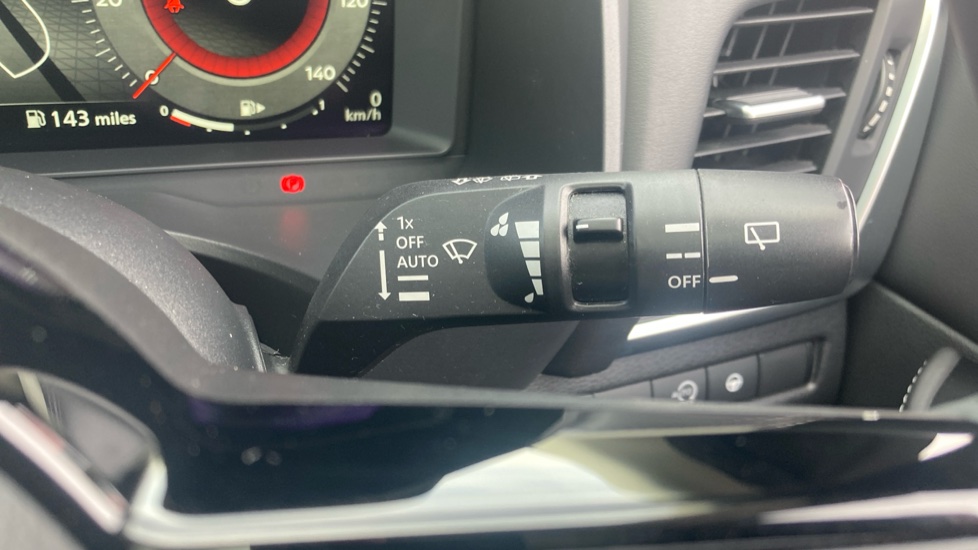 Nissan Qashqai 1.3 DiG-T MH Premiere Edition 5dr Petrol Hatchback - Image 29