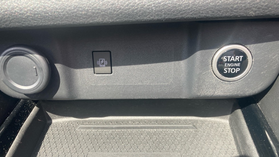 Nissan Qashqai 1.3 DiG-T MH Premiere Edition 5dr Petrol Hatchback - Image 31