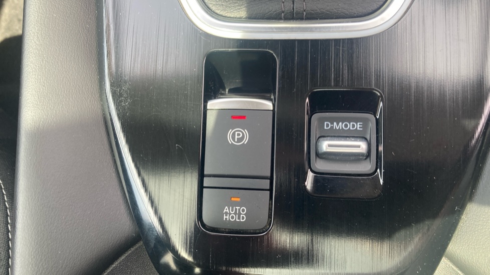Nissan Qashqai 1.3 DiG-T MH Premiere Edition 5dr Petrol Hatchback - Image 33