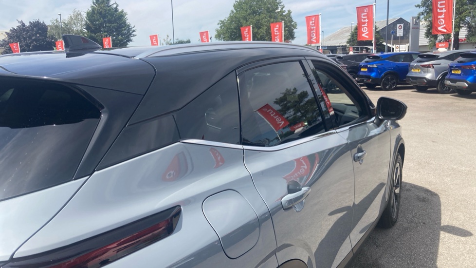 Nissan Qashqai 1.3 DiG-T MH Premiere Edition 5dr Petrol Hatchback - Image 35
