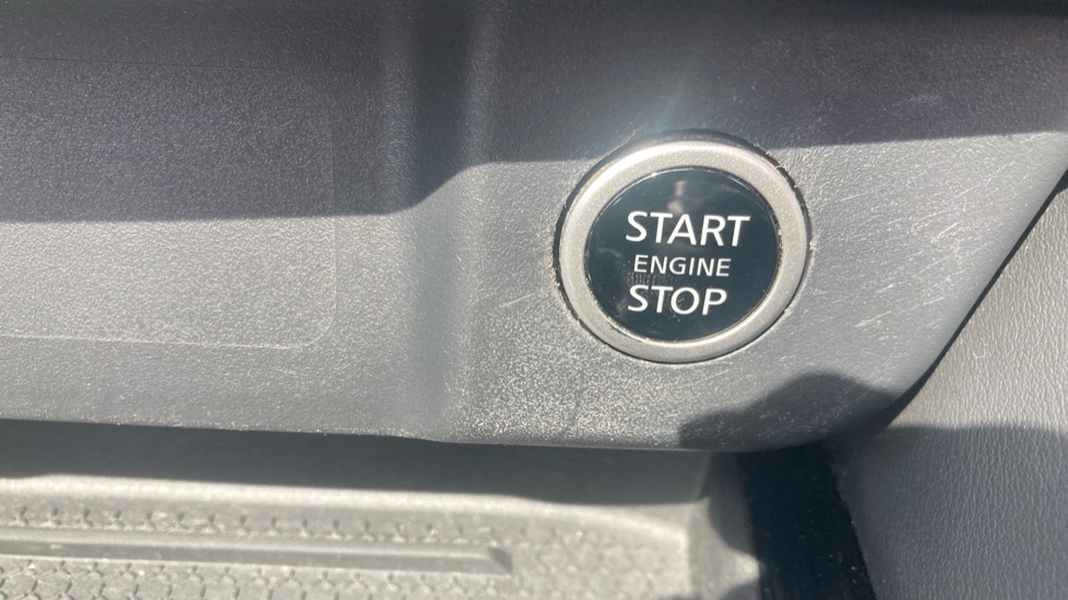 Nissan Qashqai 1.3 DiG-T MH Premiere Edition 5dr Petrol Hatchback - Image 39