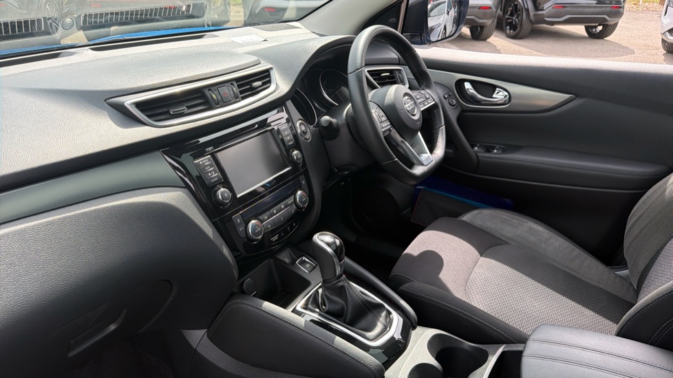 Nissan Qashqai 1.3 DiG-T 160 N-Connecta 5dr DCT [Glass Roof Pack] Petrol Hatchback - Image 9