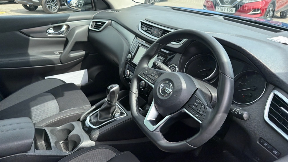 Nissan Qashqai 1.3 DiG-T 160 N-Connecta 5dr DCT [Glass Roof Pack] Petrol Hatchback - Image 11