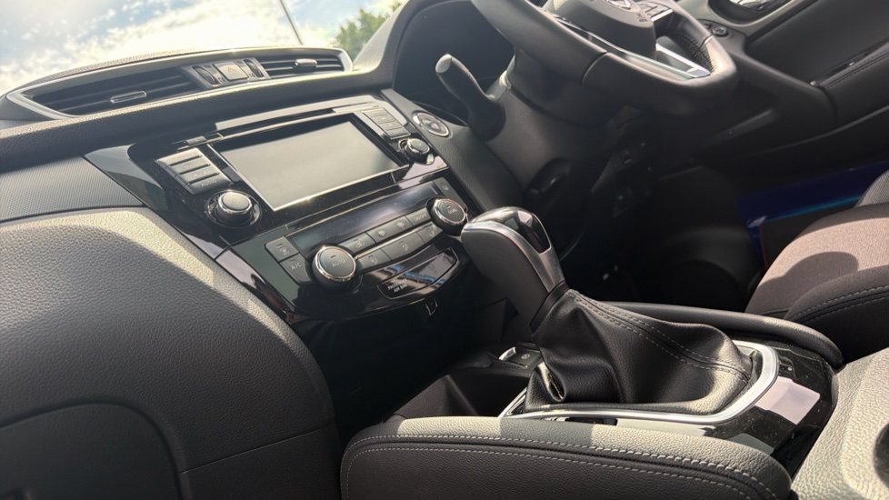 Nissan Qashqai 1.3 DiG-T 160 N-Connecta 5dr DCT [Glass Roof Pack] Petrol Hatchback - Image 13