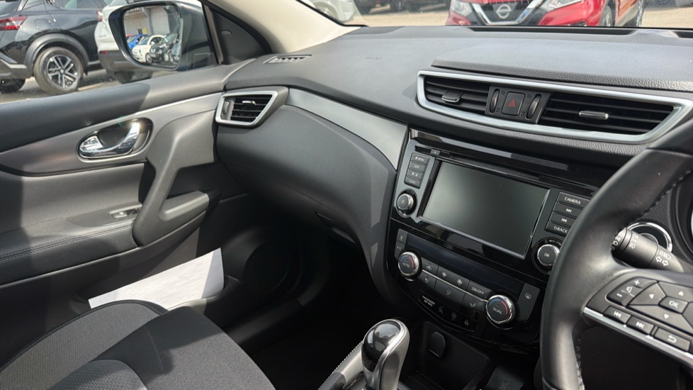 Nissan Qashqai 1.3 DiG-T 160 N-Connecta 5dr DCT [Glass Roof Pack] Petrol Hatchback - Image 14