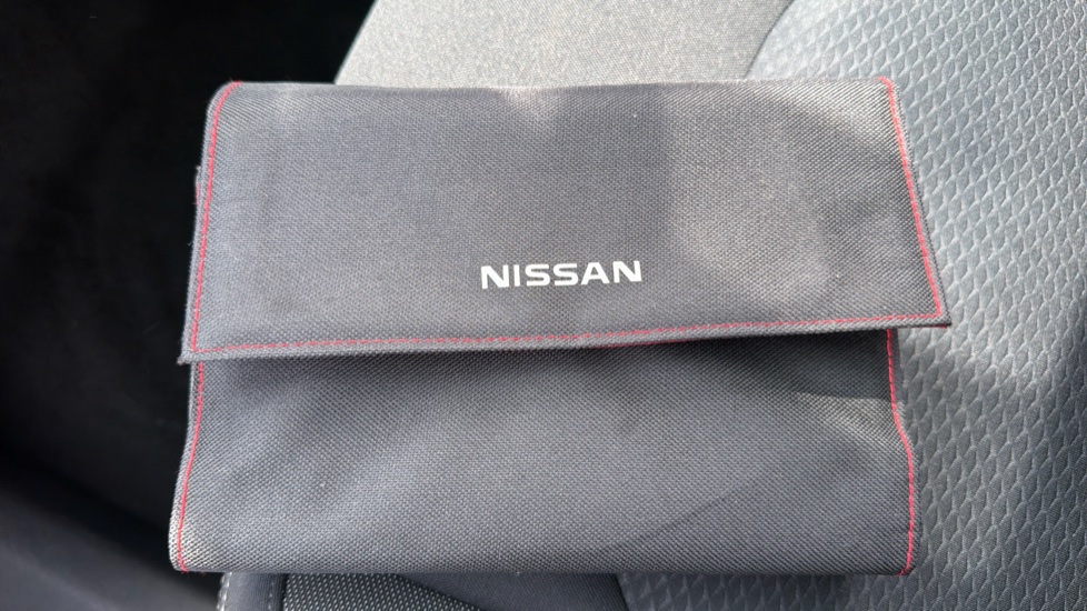Nissan Qashqai 1.3 DiG-T 160 N-Connecta 5dr DCT [Glass Roof Pack] Petrol Hatchback - Image 19