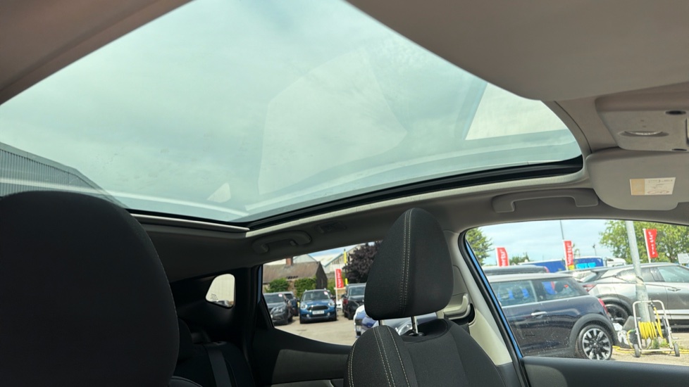 Nissan Qashqai 1.3 DiG-T 160 N-Connecta 5dr DCT [Glass Roof Pack] Petrol Hatchback - Image 25
