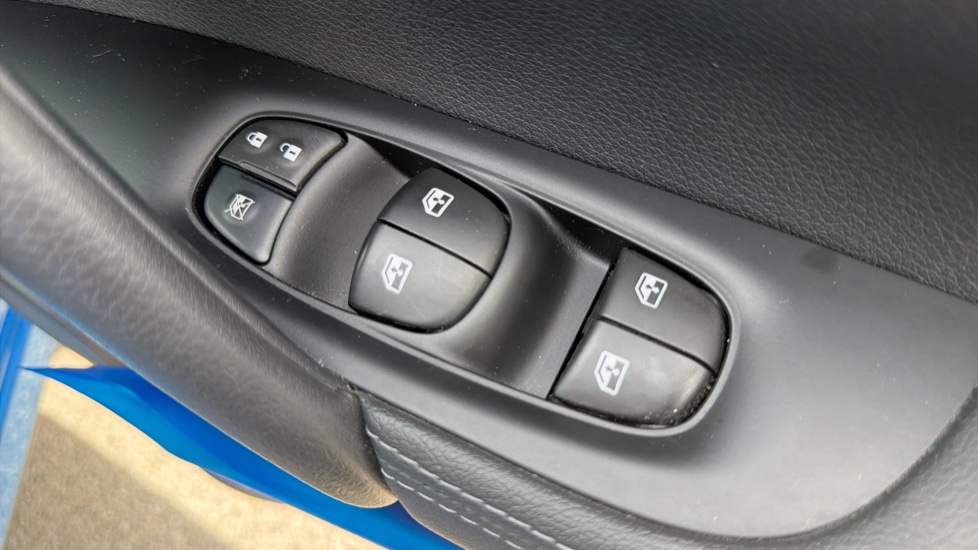 Nissan Qashqai 1.3 DiG-T 160 N-Connecta 5dr DCT [Glass Roof Pack] Petrol Hatchback - Image 26