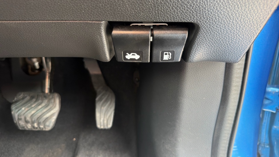 Nissan Qashqai 1.3 DiG-T 160 N-Connecta 5dr DCT [Glass Roof Pack] Petrol Hatchback - Image 29