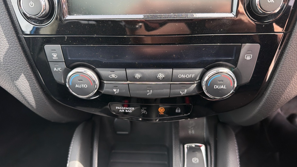 Nissan Qashqai 1.3 DiG-T 160 N-Connecta 5dr DCT [Glass Roof Pack] Petrol Hatchback - Image 38