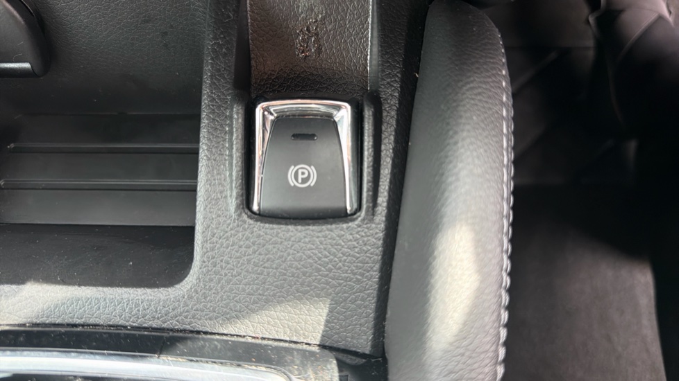 Nissan Qashqai 1.3 DiG-T 160 N-Connecta 5dr DCT [Glass Roof Pack] Petrol Hatchback - Image 39