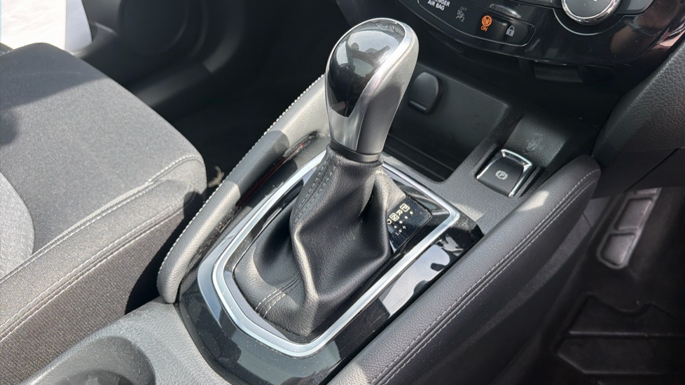 Nissan Qashqai 1.3 DiG-T 160 N-Connecta 5dr DCT [Glass Roof Pack] Petrol Hatchback - Image 40