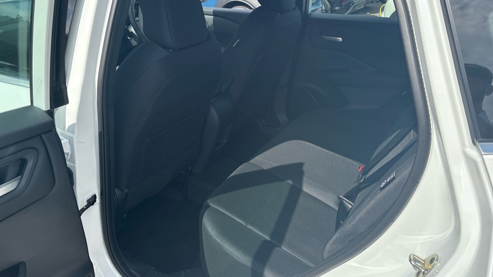 Nissan Qashqai 1.3 DiG-T MH 158 Acenta Premium 5dr Petrol Hatchback - Image 16