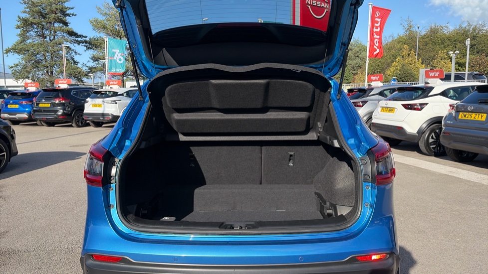 Nissan Qashqai 1.5 dCi N-Connecta 5dr Diesel Hatchback - Image 4