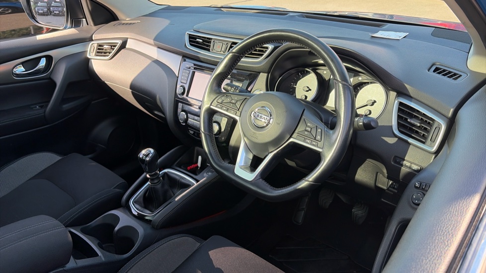 Nissan Qashqai 1.5 dCi N-Connecta 5dr Diesel Hatchback - Image 11