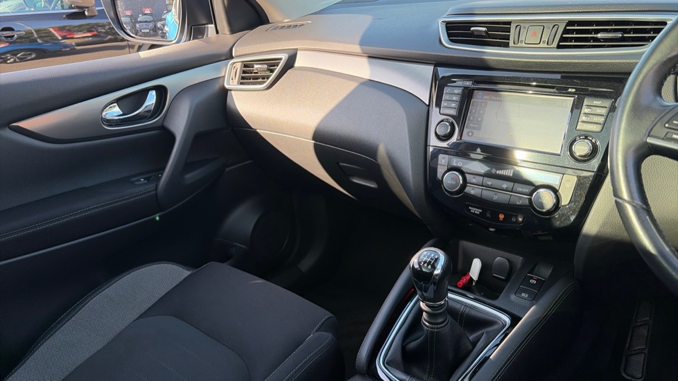 Nissan Qashqai 1.5 dCi N-Connecta 5dr Diesel Hatchback - Image 14