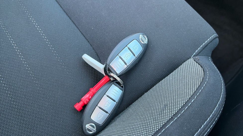 Nissan Qashqai 1.5 dCi N-Connecta 5dr Diesel Hatchback - Image 20