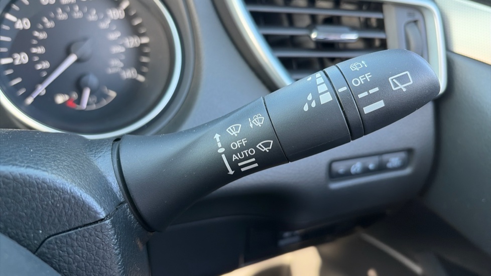 Nissan Qashqai 1.5 dCi N-Connecta 5dr Diesel Hatchback - Image 25