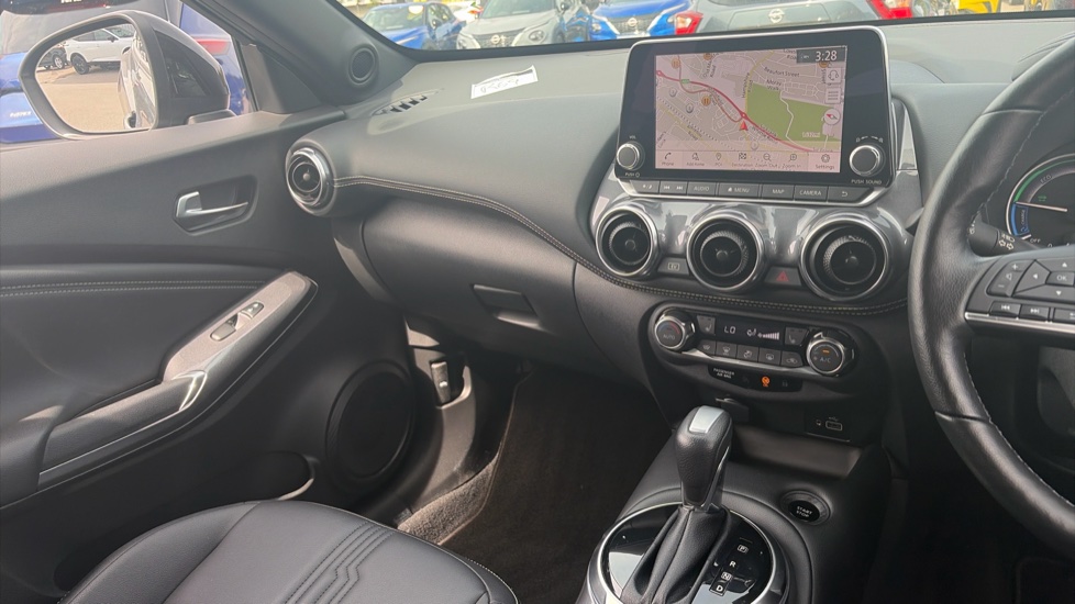 Nissan Juke 1.6 Hybrid Tekna 5dr Auto Hybrid Hatchback - Image 14