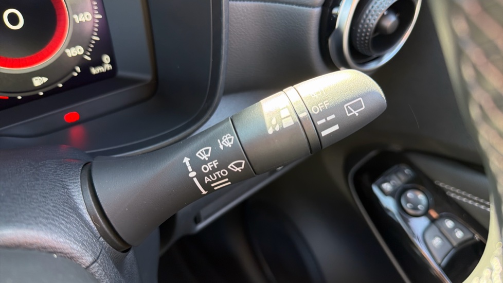 Nissan Juke 1.0 DiG-T Tekna 5dr Petrol Hatchback - Image 32