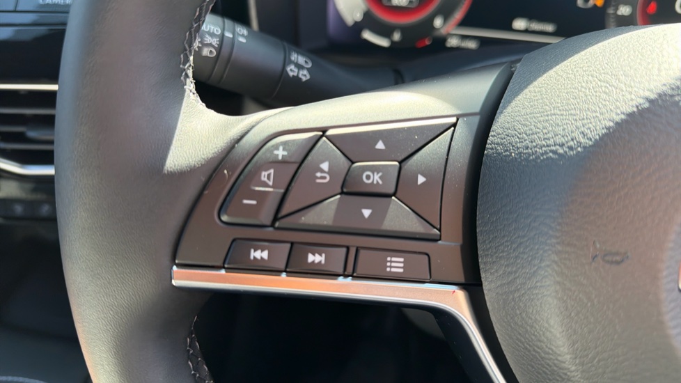 Nissan Juke 1.0 DiG-T Tekna 5dr Petrol Hatchback - Image 34