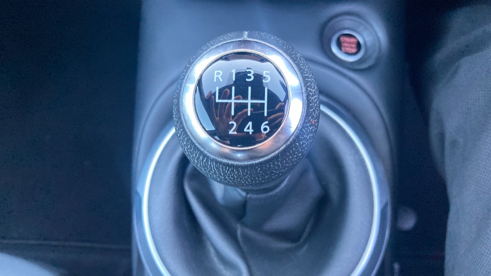 Nissan Juke 1.0 DiG-T 114 N-Connecta 5dr Petrol Hatchback - Image 40