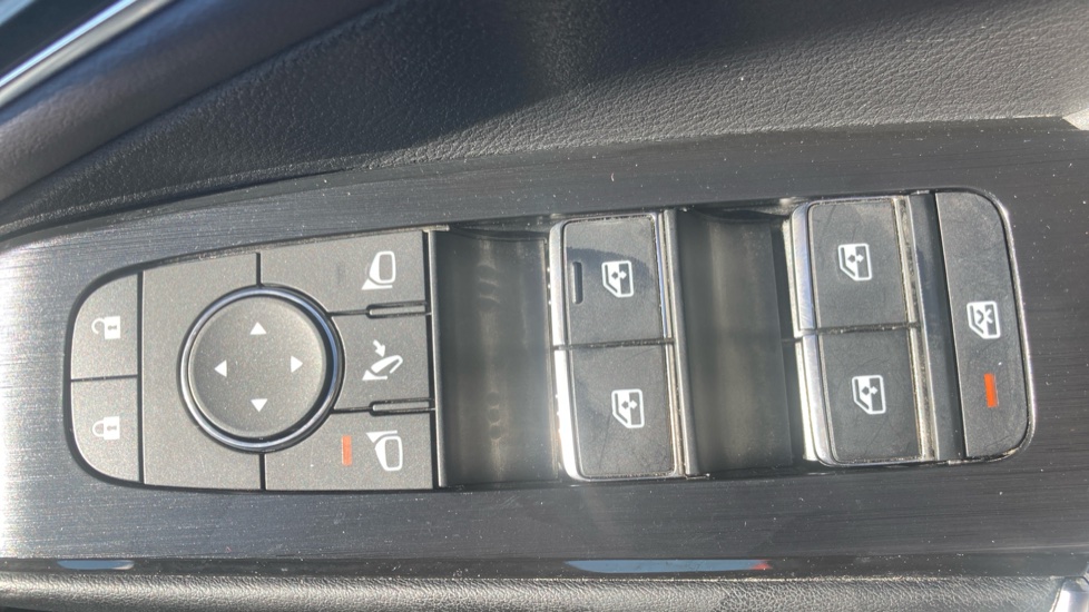 Nissan Qashqai 1.3 DiG-T MH 158 Tekna 5dr Petrol Hatchback - Image 22