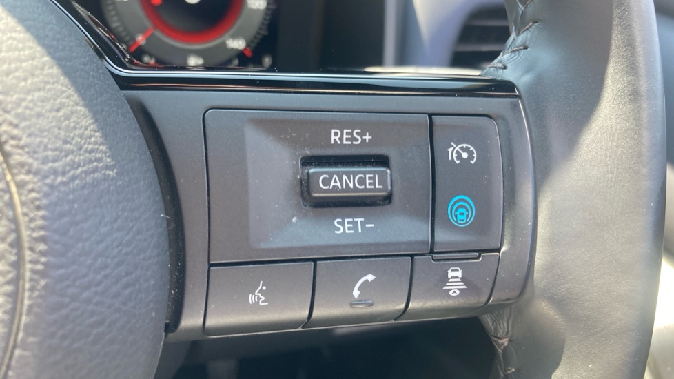 Nissan Qashqai 1.3 DiG-T MH 158 Tekna 5dr Petrol Hatchback - Image 24
