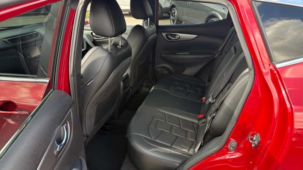 Nissan Qashqai 1.2 DiG-T Tekna+ 5dr Petrol Hatchback - Image 16