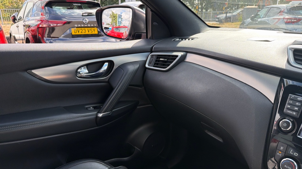 Nissan Qashqai 1.2 DiG-T Tekna+ 5dr Petrol Hatchback - Image 35