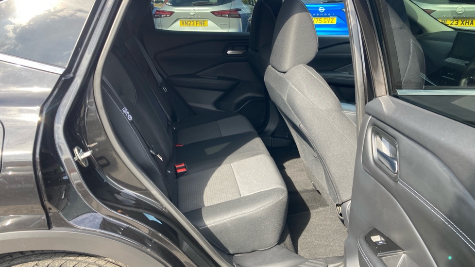 Nissan Qashqai 1.3 DiG-T MH N-Connecta 5dr Petrol Hatchback - Image 16