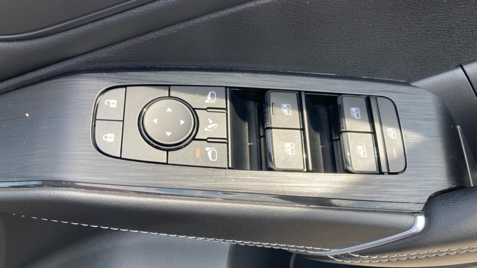 Nissan Qashqai 1.3 DiG-T MH N-Connecta 5dr Petrol Hatchback - Image 21