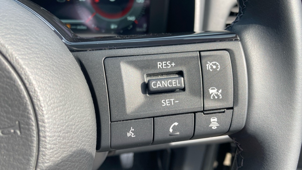 Nissan Qashqai 1.3 DiG-T MH N-Connecta 5dr Petrol Hatchback - Image 23